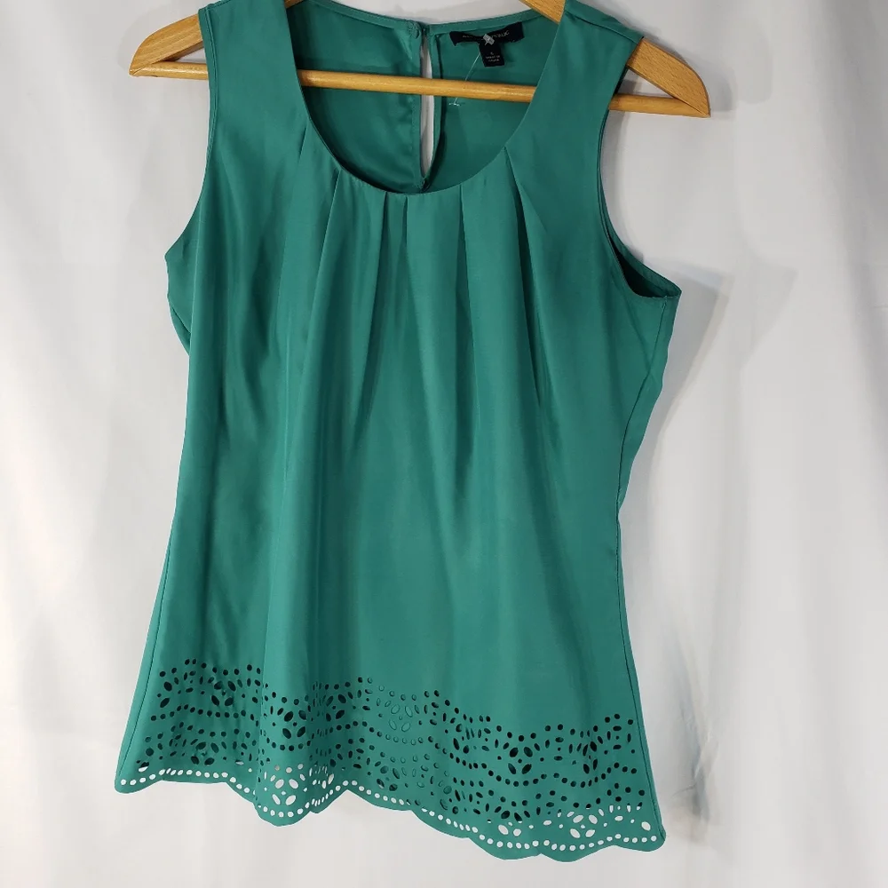 Banana Republic NWOT Green Perforated Front Hem Button Back Neck Top Size Small - Picture 1 of 7